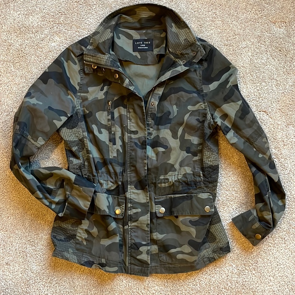 Love Tree camo utility jacket size Large
